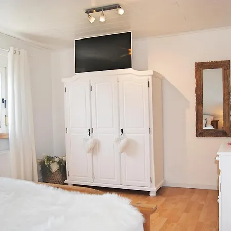 Stilvolles Eifelhaus Am Nuerburgring Mit Eigenem Garten