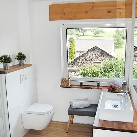 Stilvolles Eifelhaus Am Nuerburgring Mit Eigenem Garten