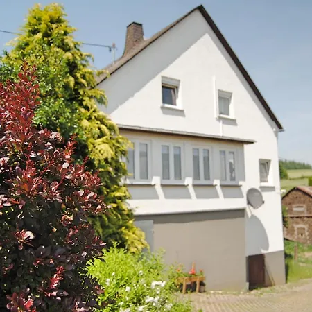 Stilvolles Eifelhaus Am Nuerburgring Mit Eigenem Garten